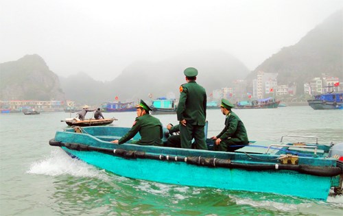 Bộ đội Biên phòng sát cánh cùng ngư dân bám biển, bảo vệ vững chắc chủ quyền biển đảo Tổ quốc. (15/10/2017)